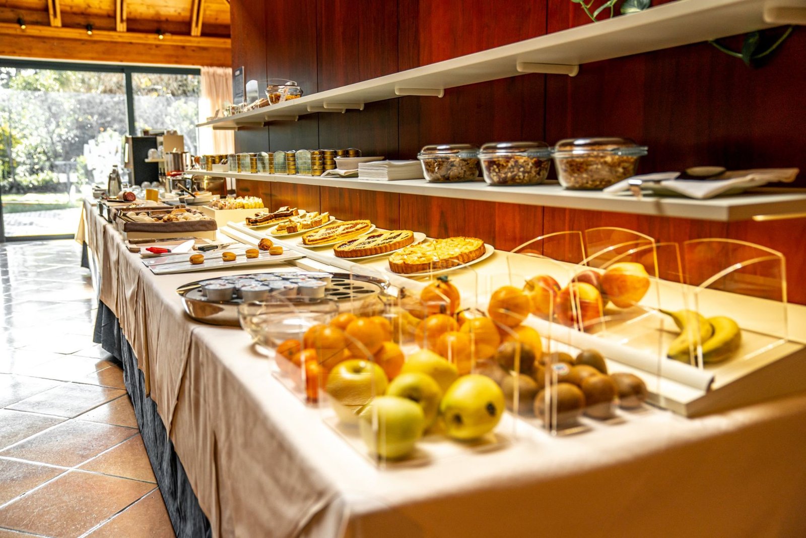 Il buffet della colazione con torte e frutta fresca
