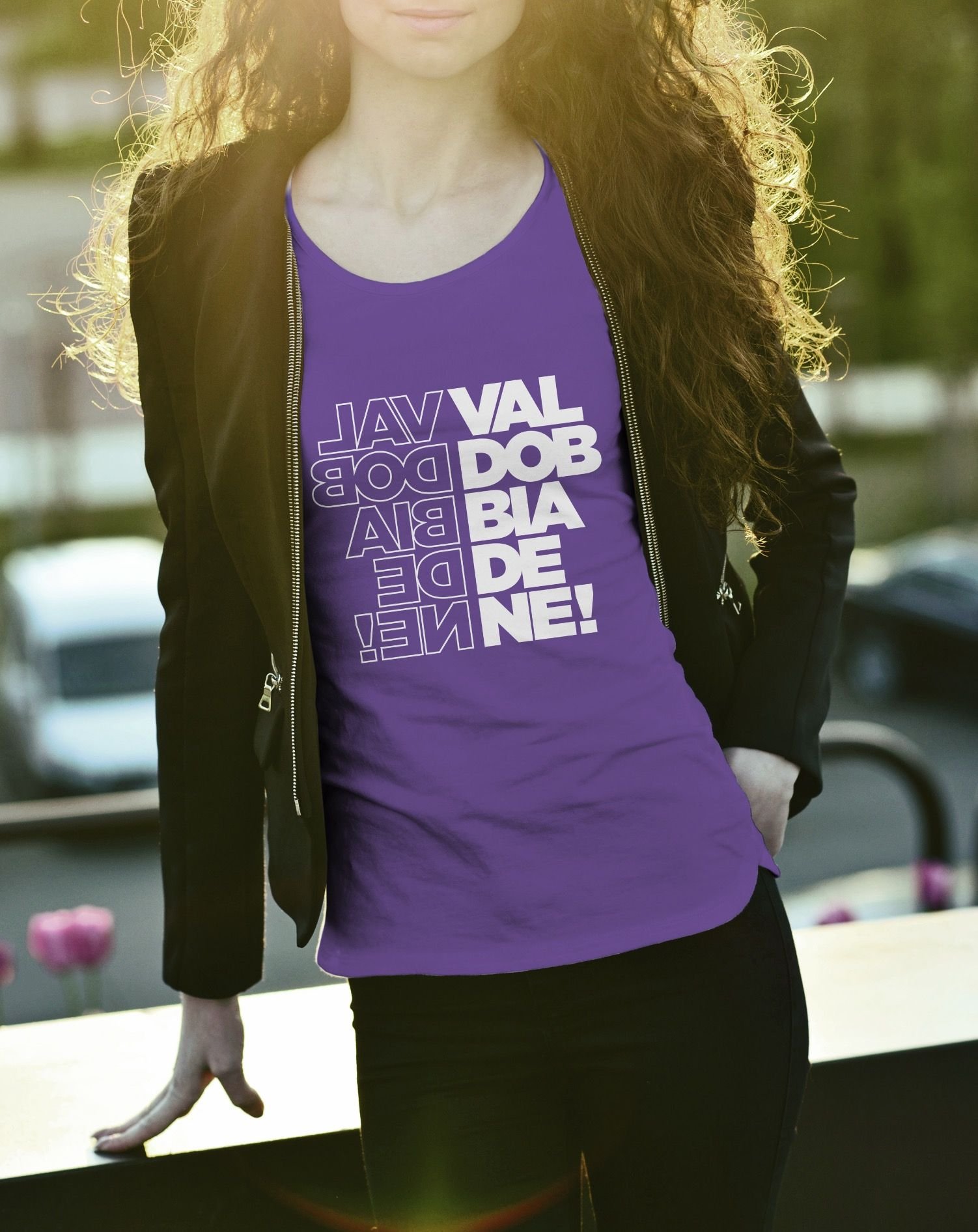 T-shirt viola con la scritta VAL DOB BIA DE NE