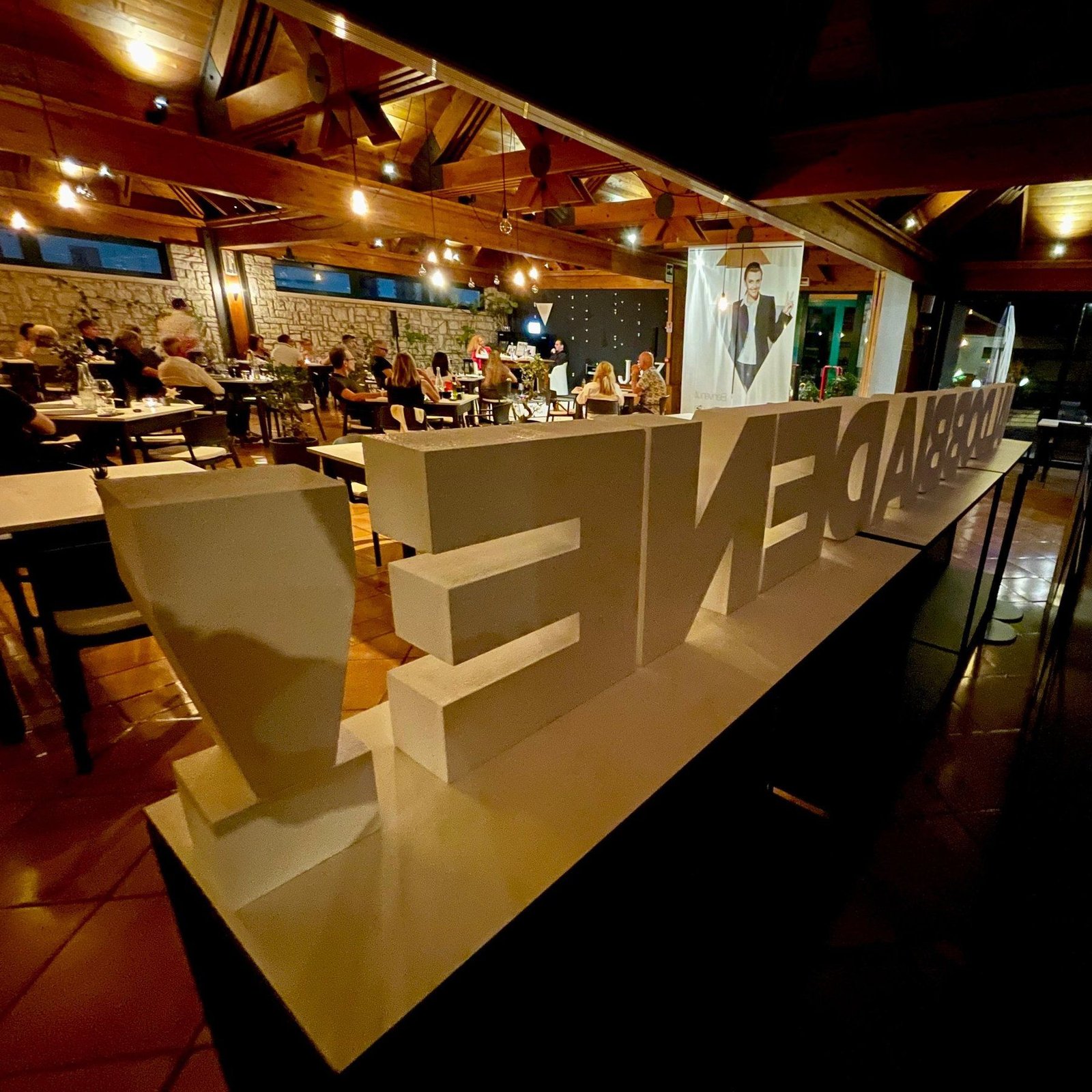 La sala del Ristorante V con la scritta Valdobbiadene illuminata