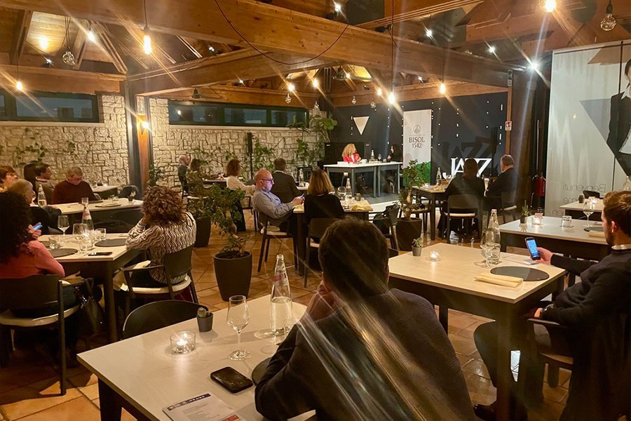 Una serata in V: ospiti ai tavoli a lume di candela